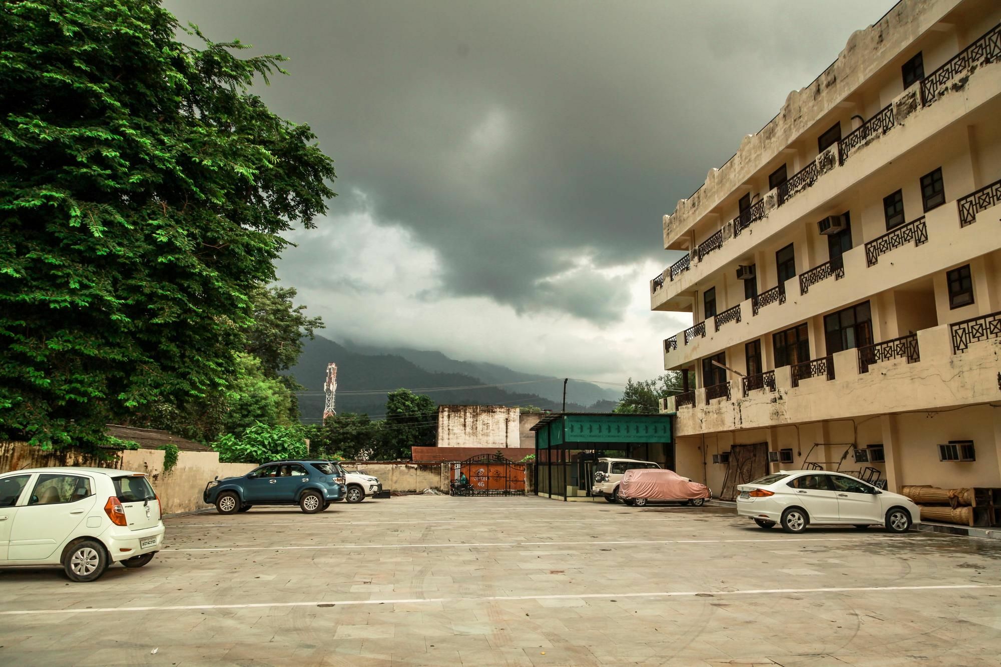 Hotel Neeraj Bhawan- Triveni Ghat Rishīkesh Exterior foto